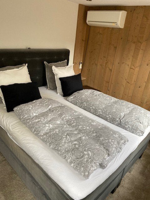 Box spring bed te koop (met topper)