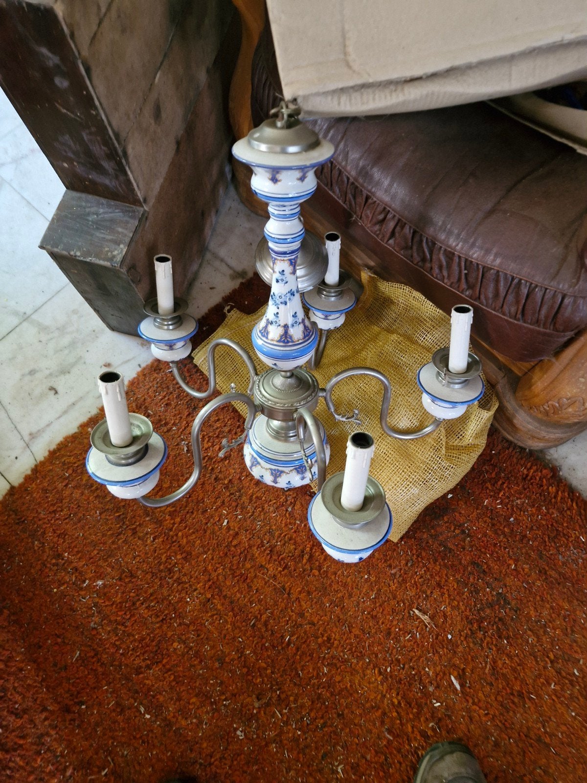 Antieke Kroonluchter met Delfts Blauw Keramiek, Ophalen