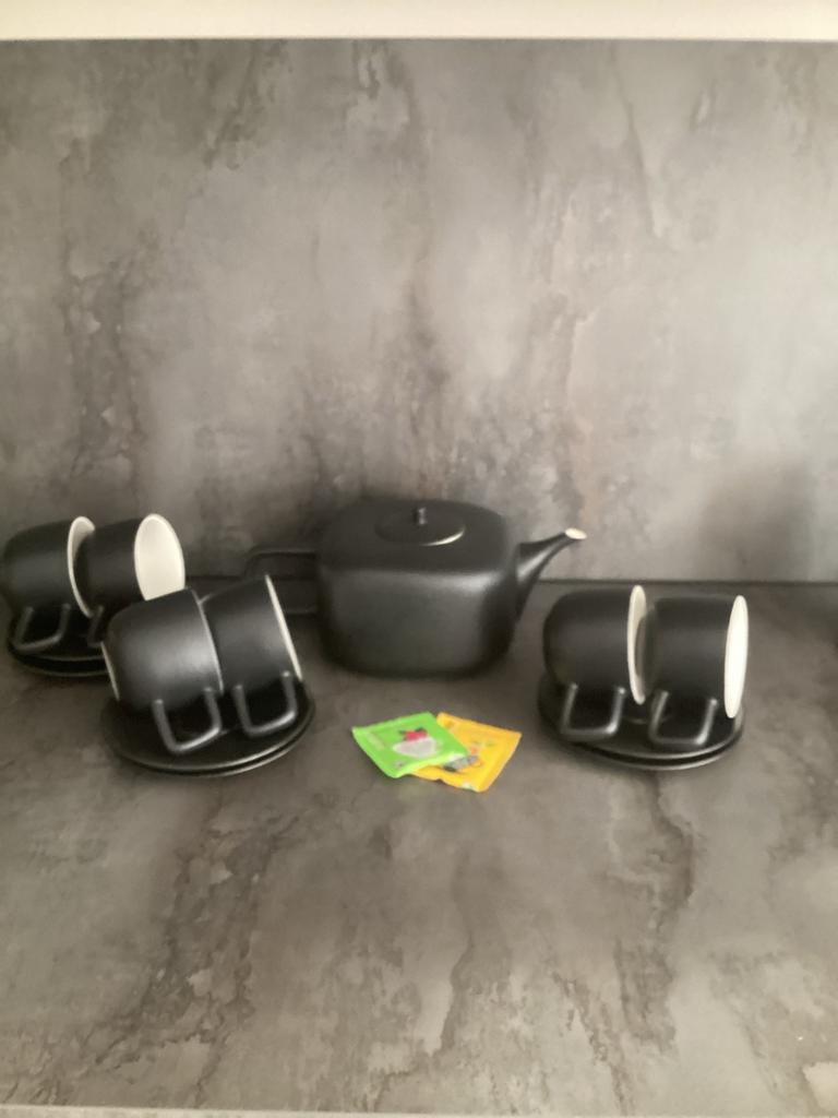 Zwart theeservies  theepot en 4 kopjes asa gietijzer japandi, Keramiek, Ophalen of Verzenden, Zo goed als nieuw, Effen