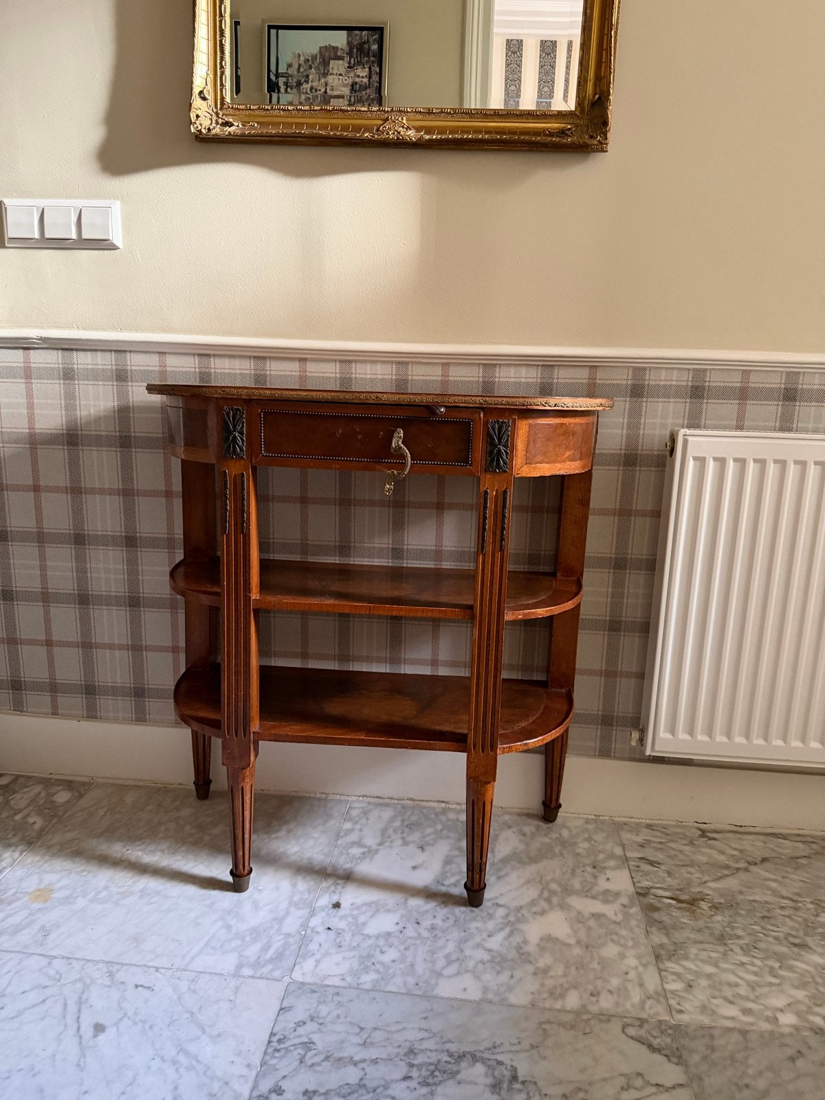 Antieke halfronde consoletafel met lade en planken, Ophalen