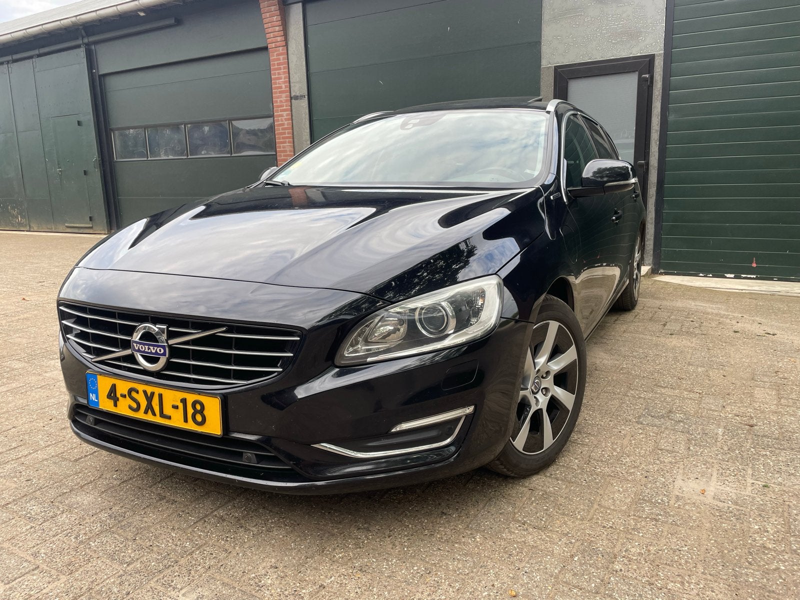 Volvo V60 D6 215pk Plug-in Hybrid 2013 Zwart, Auto's, Volvo, 1849 kg, 1800 kg, Zwart, Particulier
