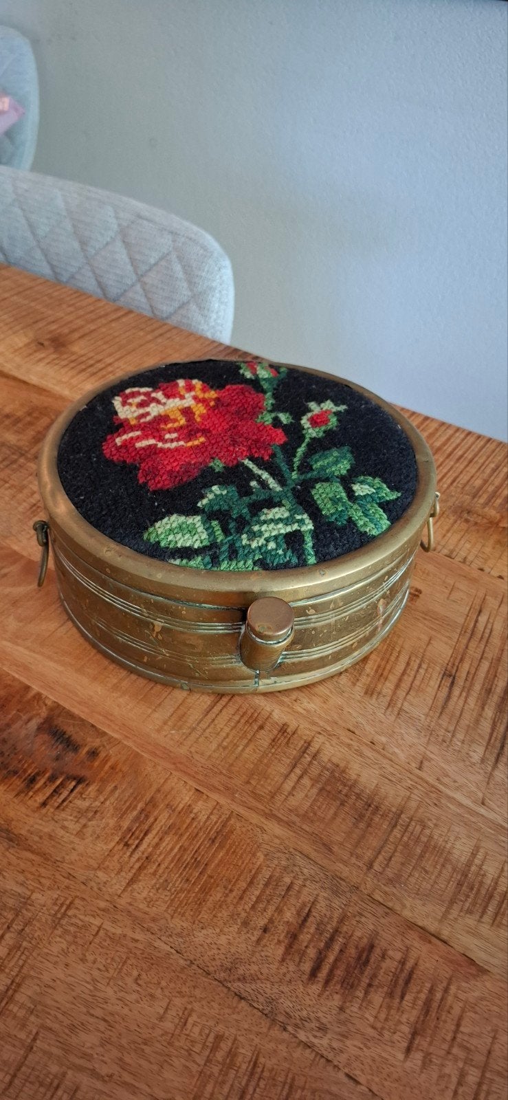 Vintage messing bedkruik met geborduurde roos, Ophalen
