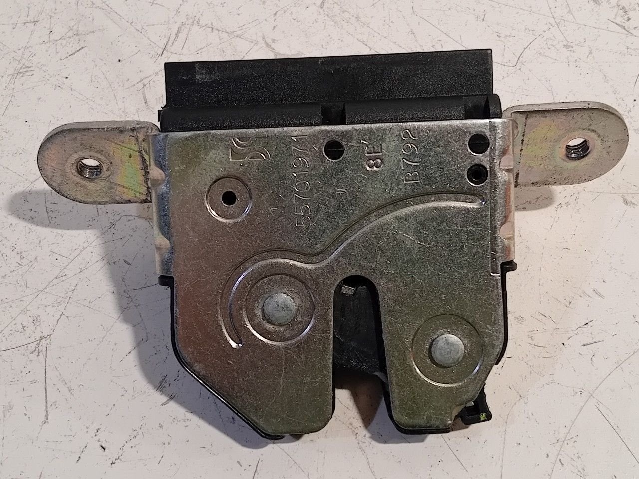 Slot mechaniek kofferdeksel achterklep elektrisch Fiat 500, Onderdelen@venauto.nl, Van der Ven Autorecycling B.V., Gebruikt, Ettenseweg 76, 4706 PB Roosendaal, The Netherlands