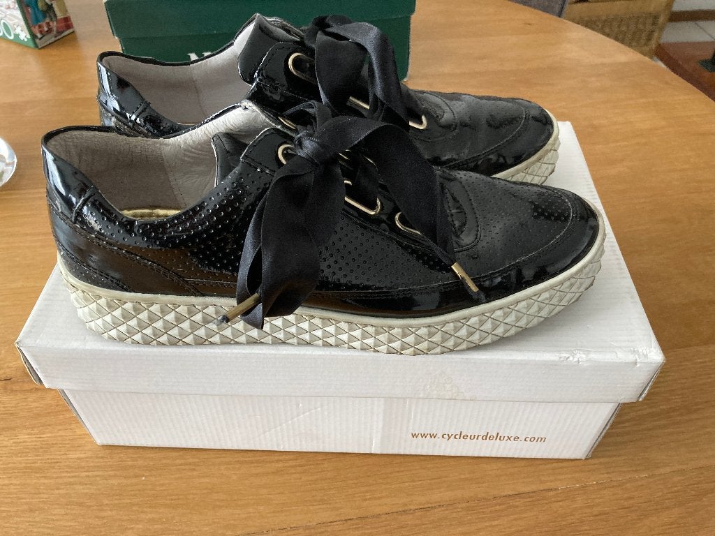 mooi schoentje maat 39, Kleding | Dames, Ophalen of Verzenden, Gedragen, Zwart, Sneakers of Gympen