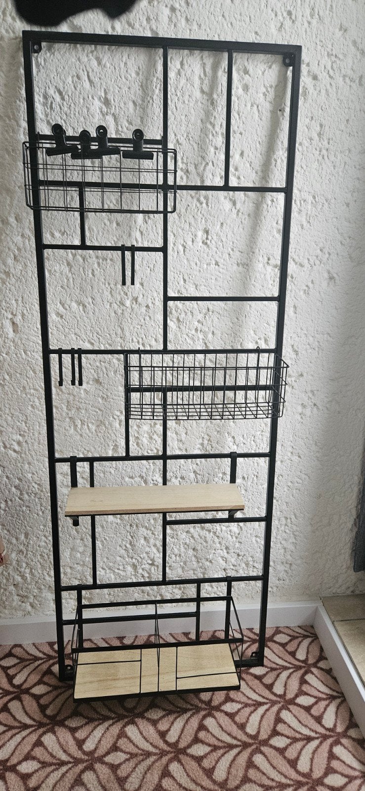Zwart metalen wandrek met mandjes, plankjes, haken en clips, Ophalen, Zo goed als nieuw