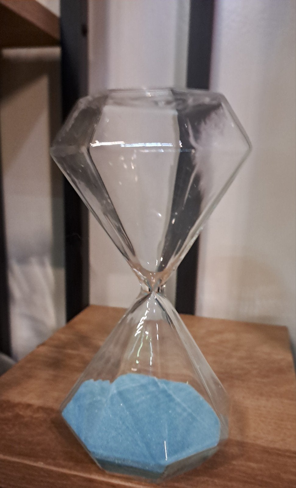 Zandloper in diamantvorm met blauw zand Woningdecoratie, Ophalen of Verzenden, Zo goed als nieuw, Blauw, Glas
