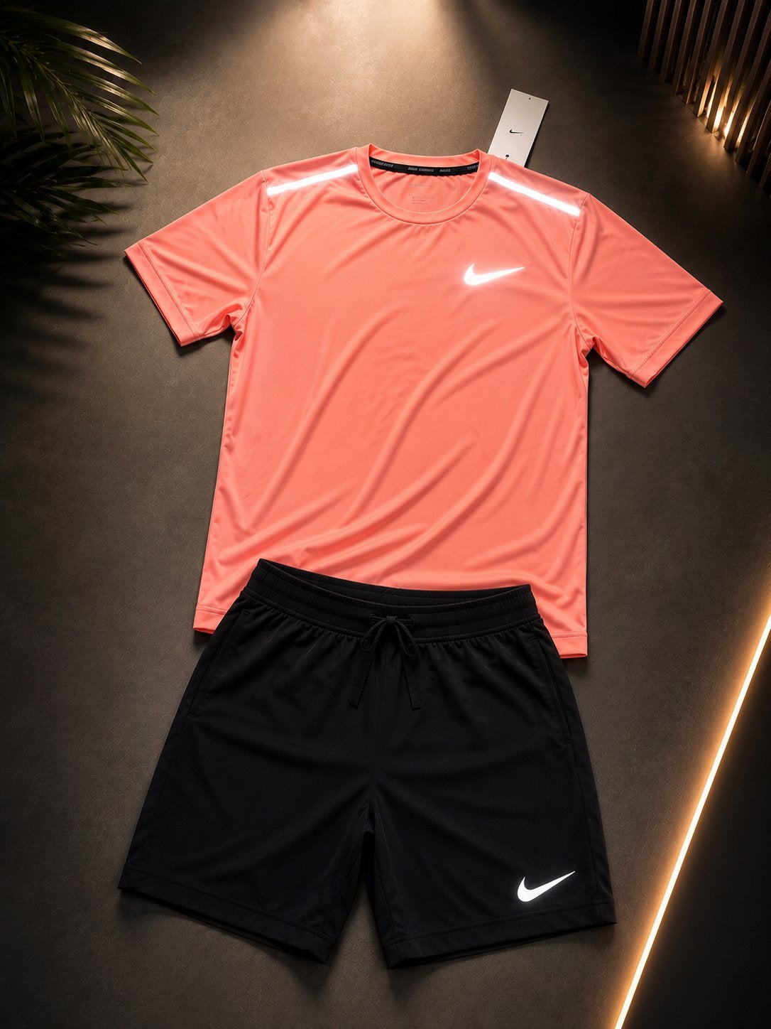 Nike hardloopset: T-shirt en korte broek, Ophalen of Verzenden, Zo goed als nieuw, Hardlopen of Fietsen, Meerkleurig