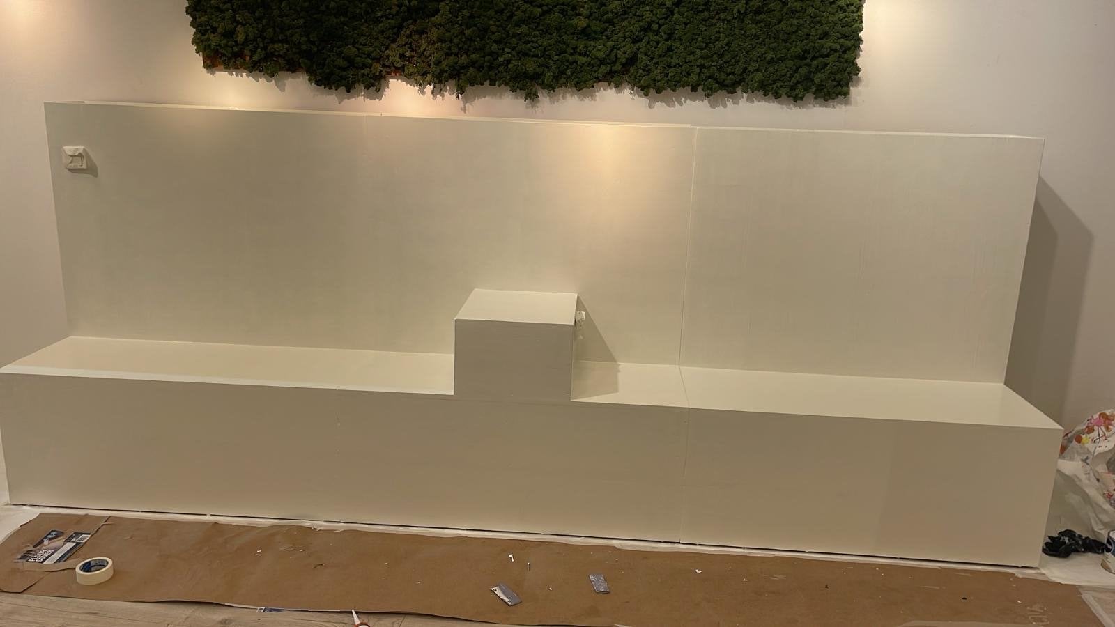 Moderne bank met tafels voor horeca, wachtruimte, cafe, Gebruikt, Wit, Ophalen of Verzenden, Metaal