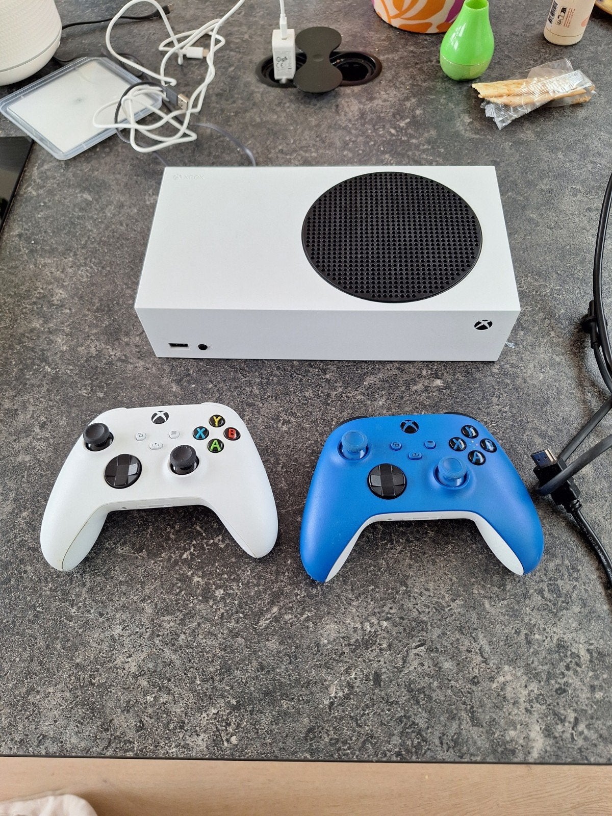 Xbox Series S met twee controllers en kabels