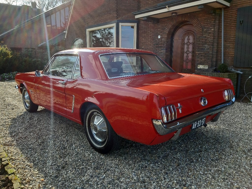 Ford Mustang 1965 - 3.3 SIX - handgeschakeld - poppy red, foto 3