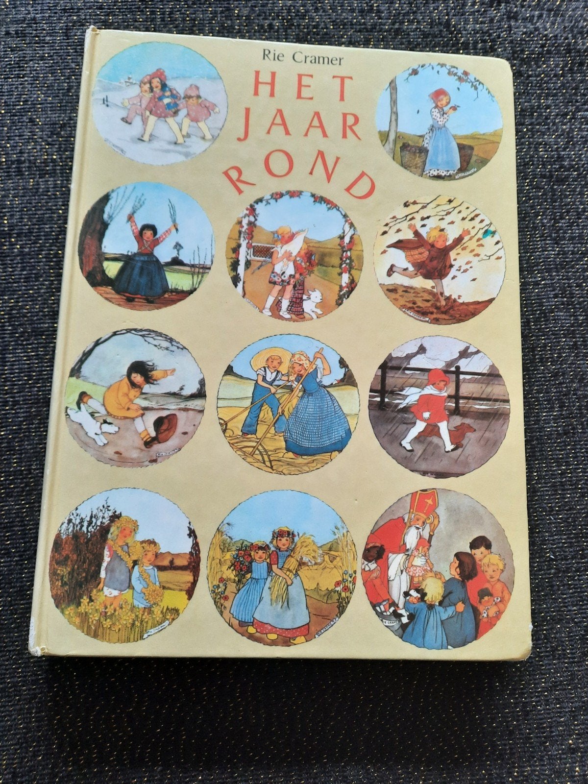 Rie Cramer - Het Jaar Rond - Hardcover - Prima staat, Boeken, 5 of 6 jaar, Fictie algemeen, Jongen of Meisje, Ophalen of Verzenden