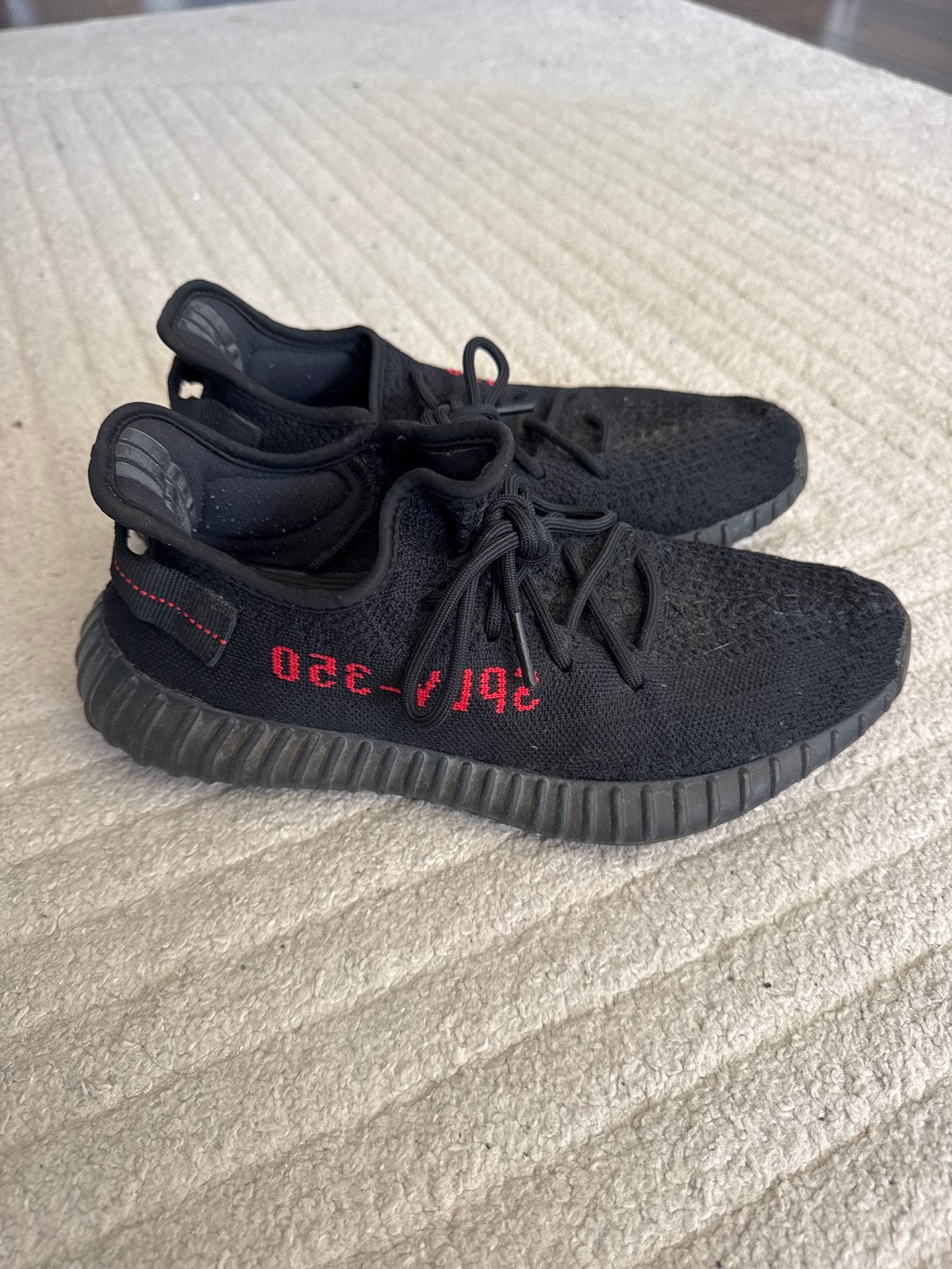 Adidas Yeezy Boost 350 V2 Core Black Red | EU 42 2/3, Ophalen of Verzenden, Gedragen, Zwart, Sneakers of Gympen