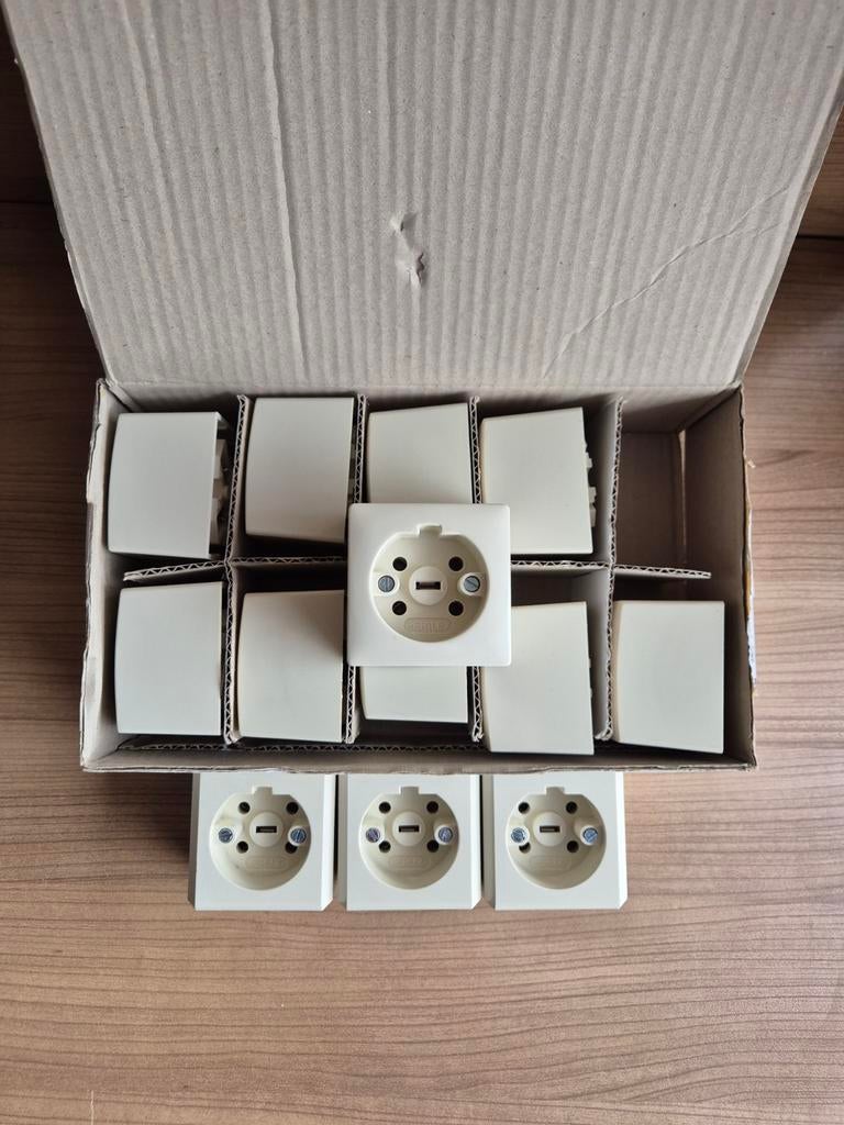 17 nieuwe perilex stopcontacten en 25 gebruikte perilex stek, Ophalen of Verzenden, Nieuw, Stopcontact