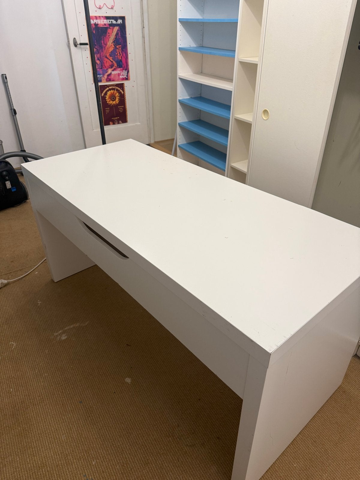 Foto 2 van Wit bureau - Ideaal voor thuiswerk of studie