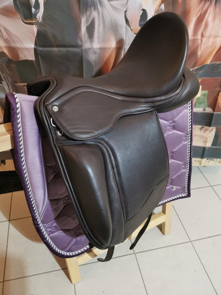Dressuurzadel nieuw donkerbruin 18 inch, Dieren en Toebehoren, Paarden en Pony's | Zadels, Ophalen, Nieuw, Dressuur