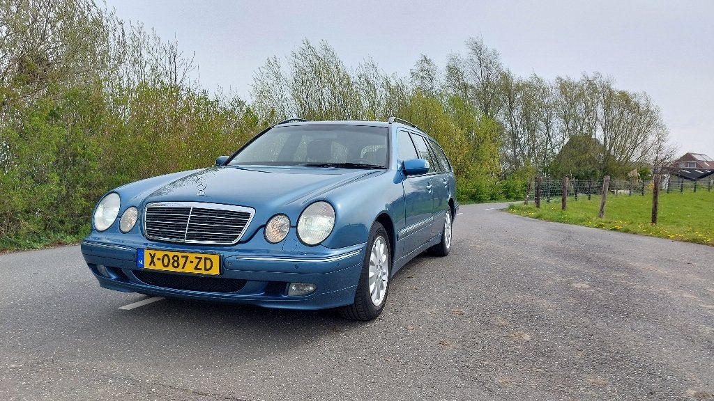 Mercedes-Benz s210 blauw 2000, Automaat, 1998 cc, Achterwielaandrijving, Zwart