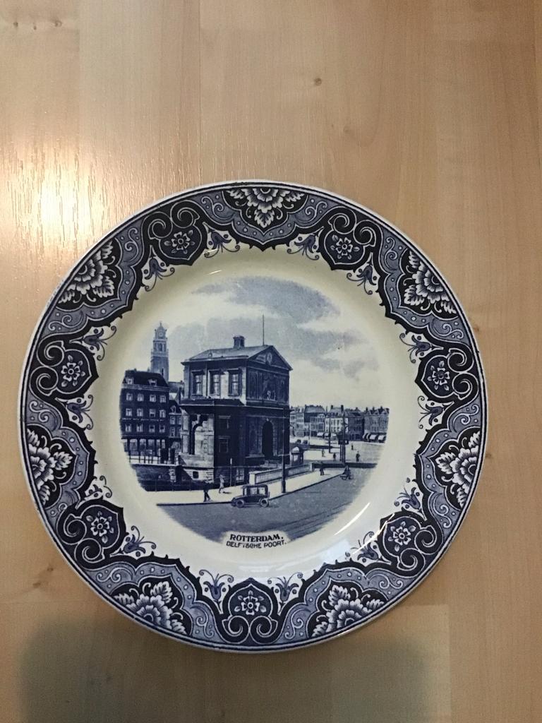 Antiek Delftsblauw bord gezicht op Delftsche Poort Rotterdam, Antiek en Kunst, Antiek | Wandborden en Tegels, Ophalen