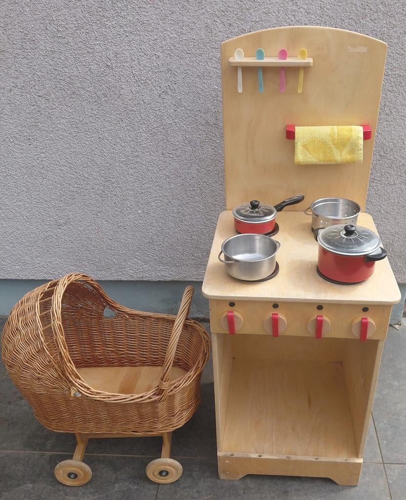 Vintage speelgoed: keukentje en rieten poppenwagen, Ophalen, Gebruikt, Hout, Speelkeuken