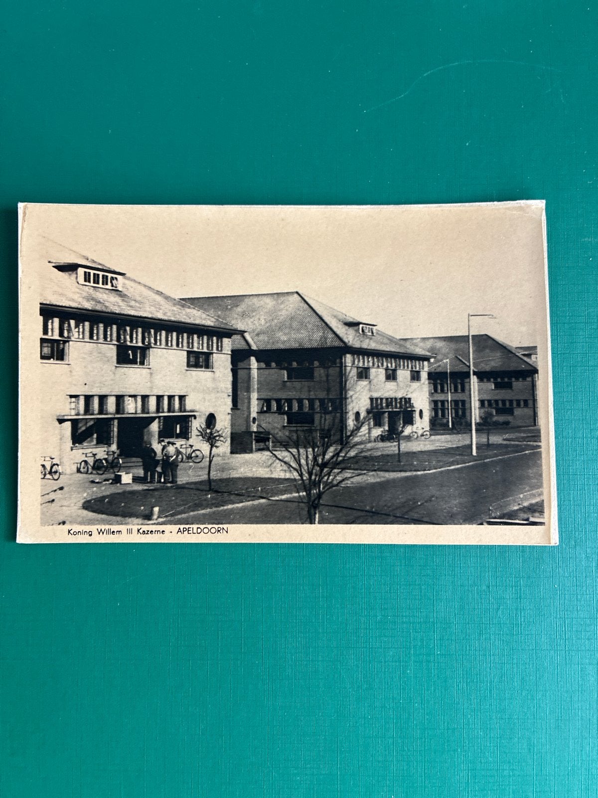 Oude ansichtkaart Koning Willem III Kazerne Apeldoorn, Ophalen of Verzenden, 1920 tot 1940, Ongelopen, Gelderland