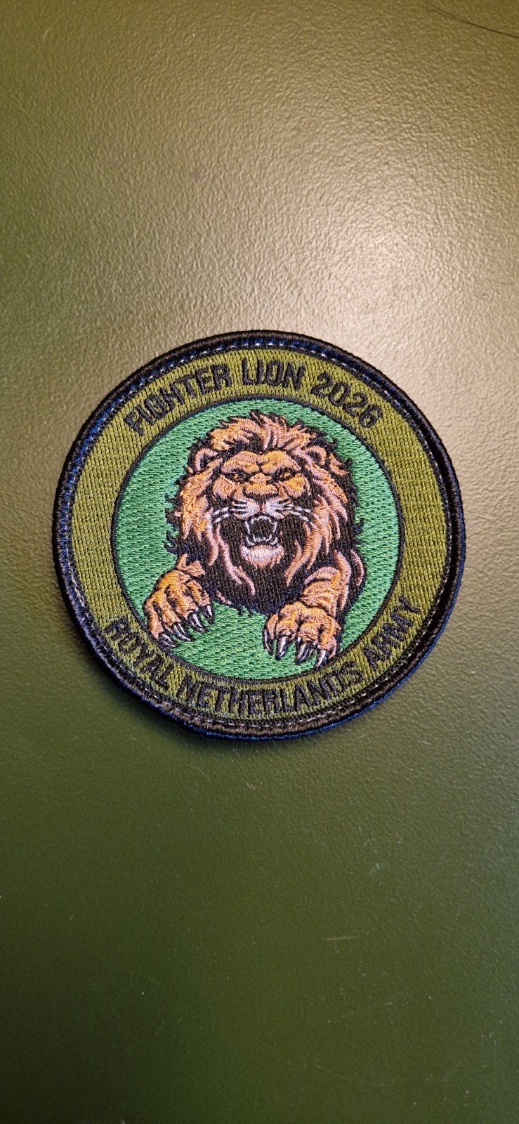 Badge Fighter Lion 2026, Ophalen of Verzenden, Landmacht, Nederland, Embleem of Badge