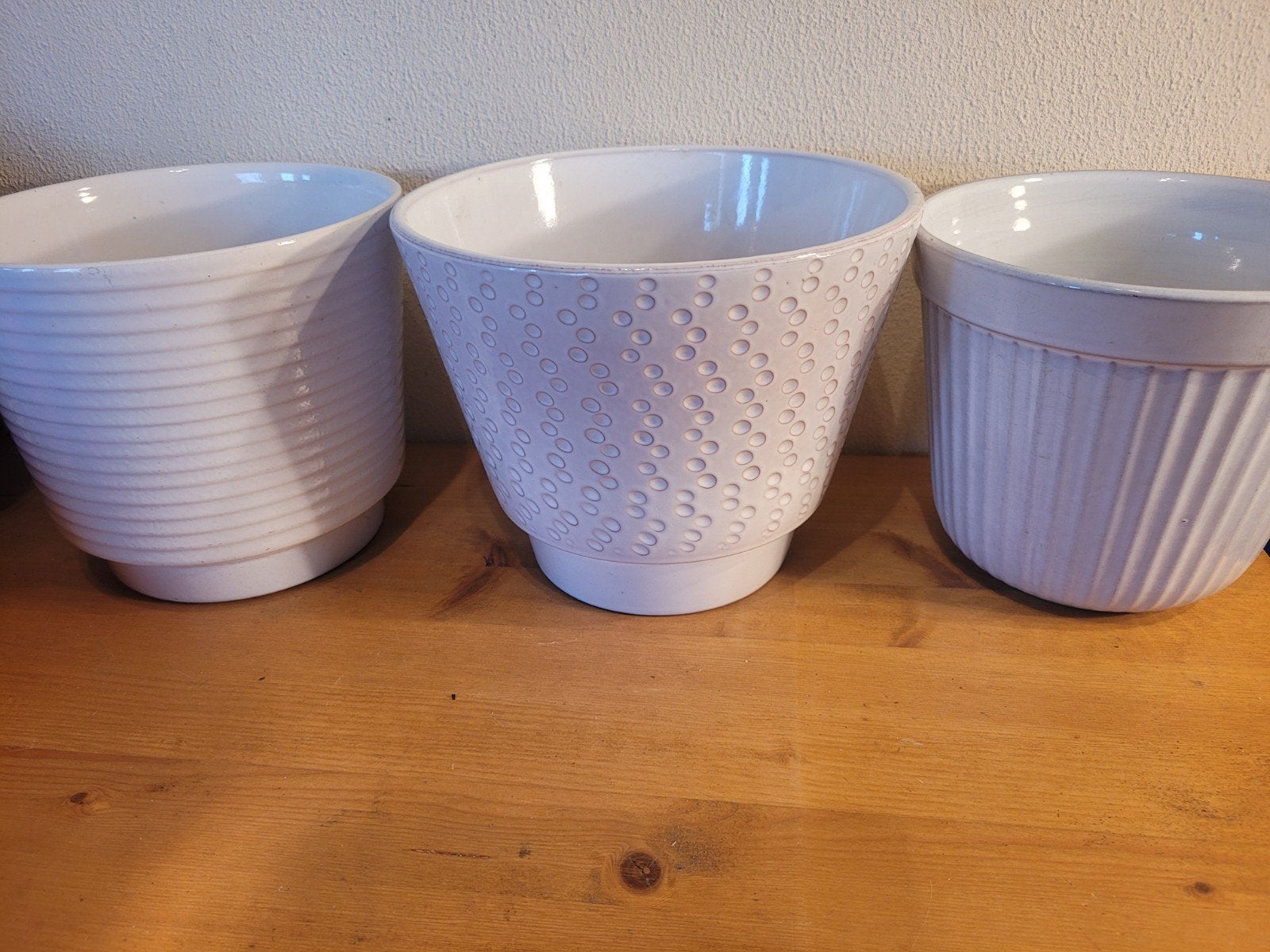 2x Grote Vintage Bloempot Wit Reliëf - Westraven Adco ribbel, Tuin en Terras, Bloempotten, Rond, Ophalen of Verzenden, Zo goed als nieuw