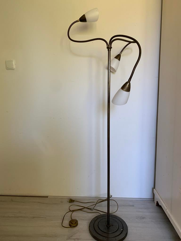Zware 3-armige vloerlamp met melkglas - Messing/Koper, Huis en Inrichting, Lampen | Vloerlampen, Ophalen, Gebruikt, Glas, 100 tot 150 cm