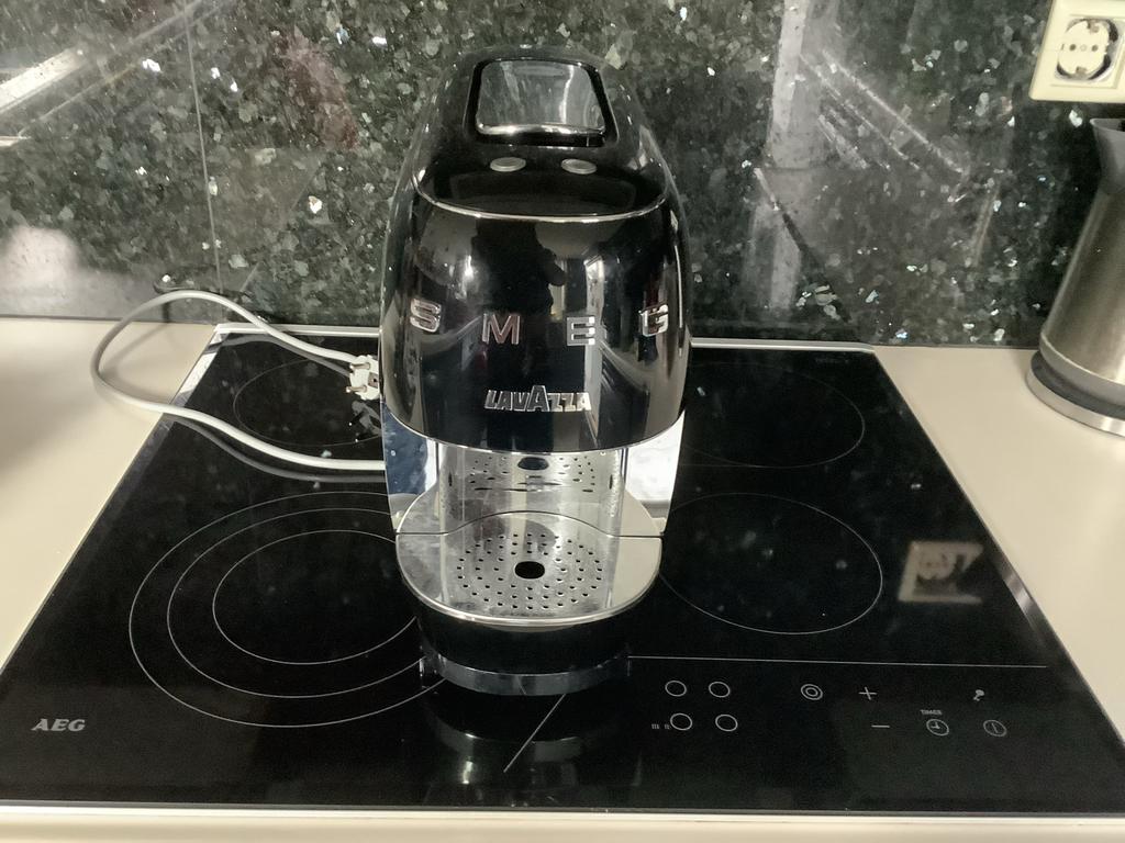 Smeg Lavazza A Modo Mio Zwart LM200 cupkoffiemachine izgst, Gebruikt, Koffiemachine, Ophalen of Verzenden, Koffiepads en cups