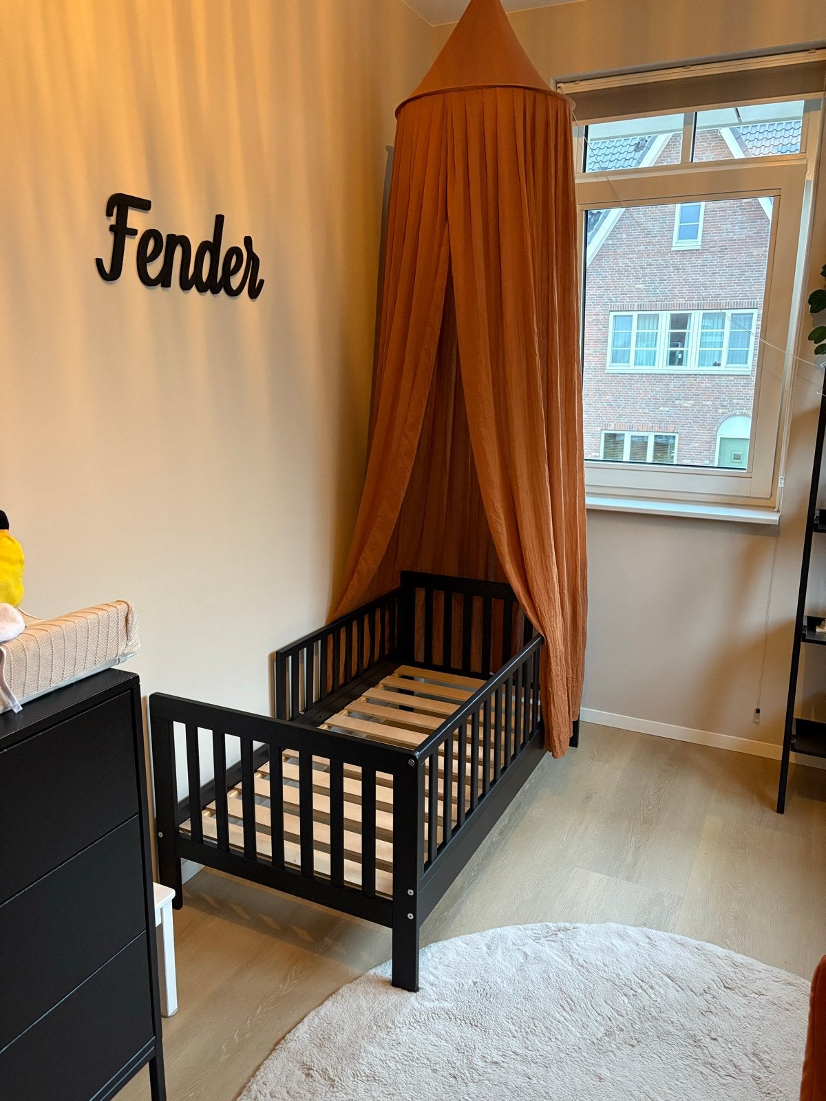 Zwart kinderbed met lichte gebruikssporen, Huis en Inrichting, Ophalen, Gebruikt, Eenpersoons, Zwart