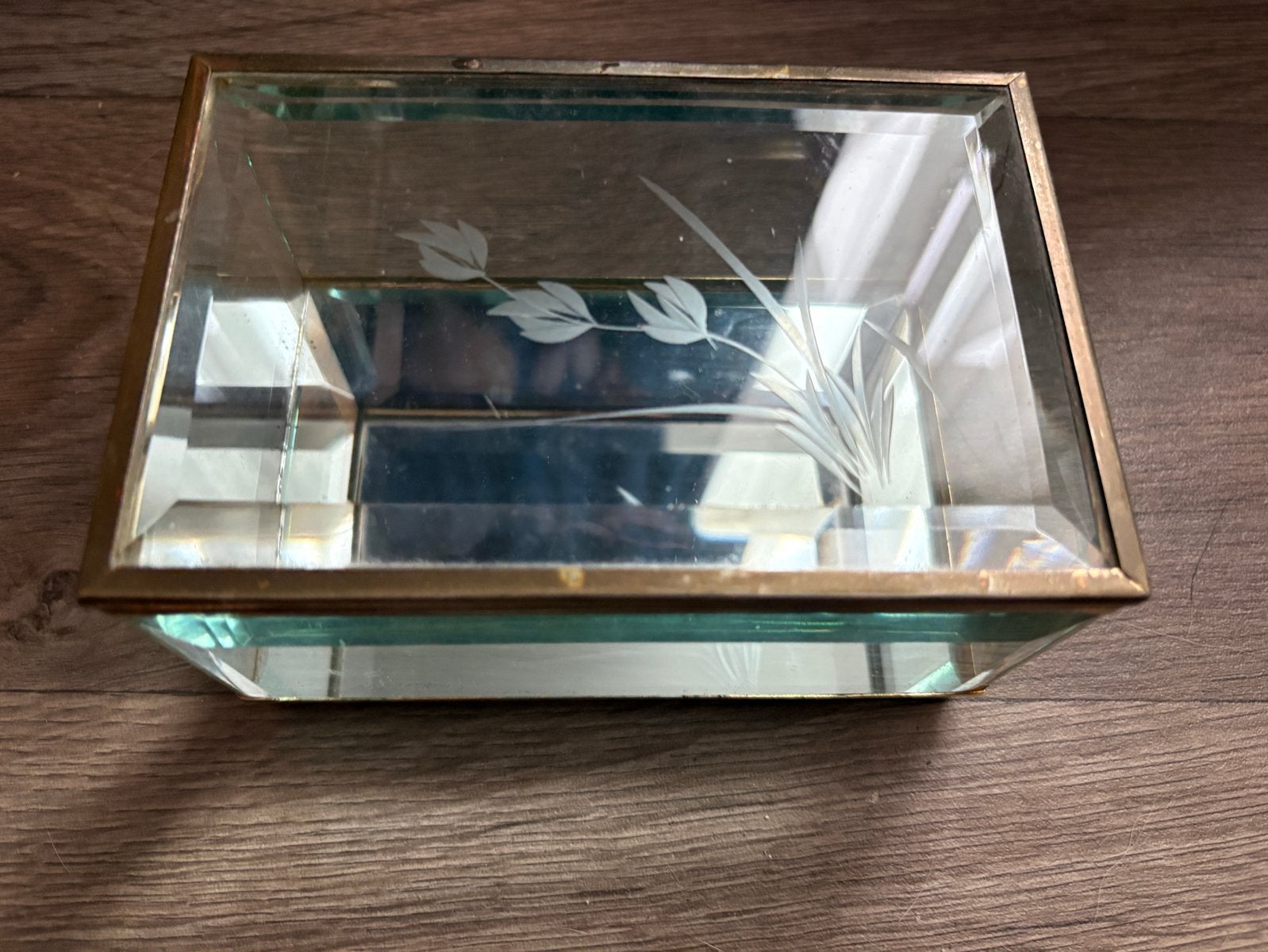 Vintage glazen doosje met messing rand en bloemgravure, Verzenden