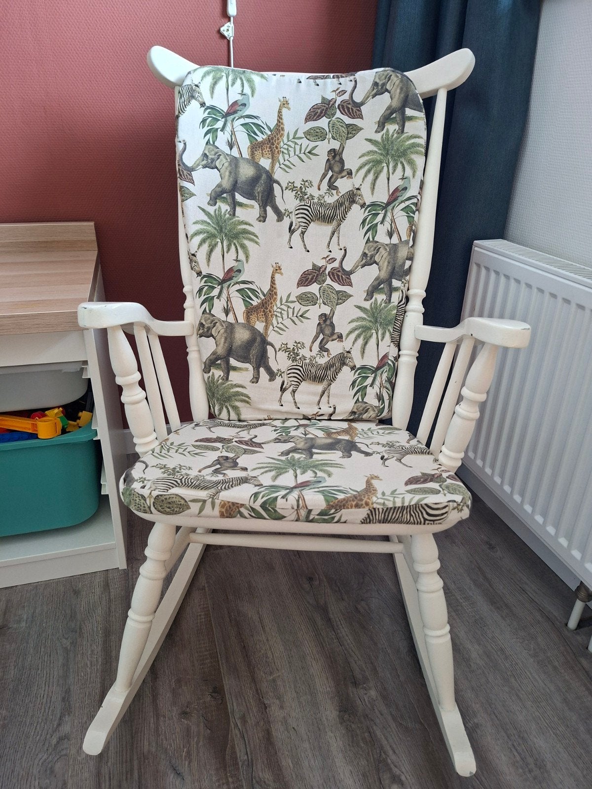Witte schommelstoel met jungle print kussens, Ophalen, Kinderkamer, Klassiek, Speels, Gebruikt, Wit