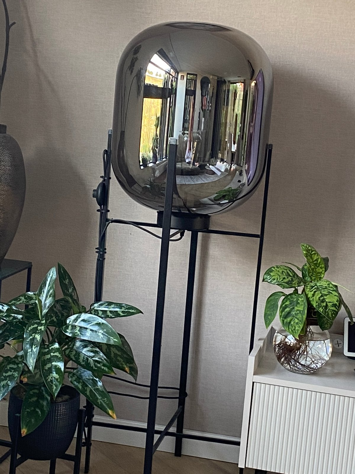 Vloerlamp rookglazen bol ongeveer 135 cm hoog, Ophalen, Zo goed als nieuw
