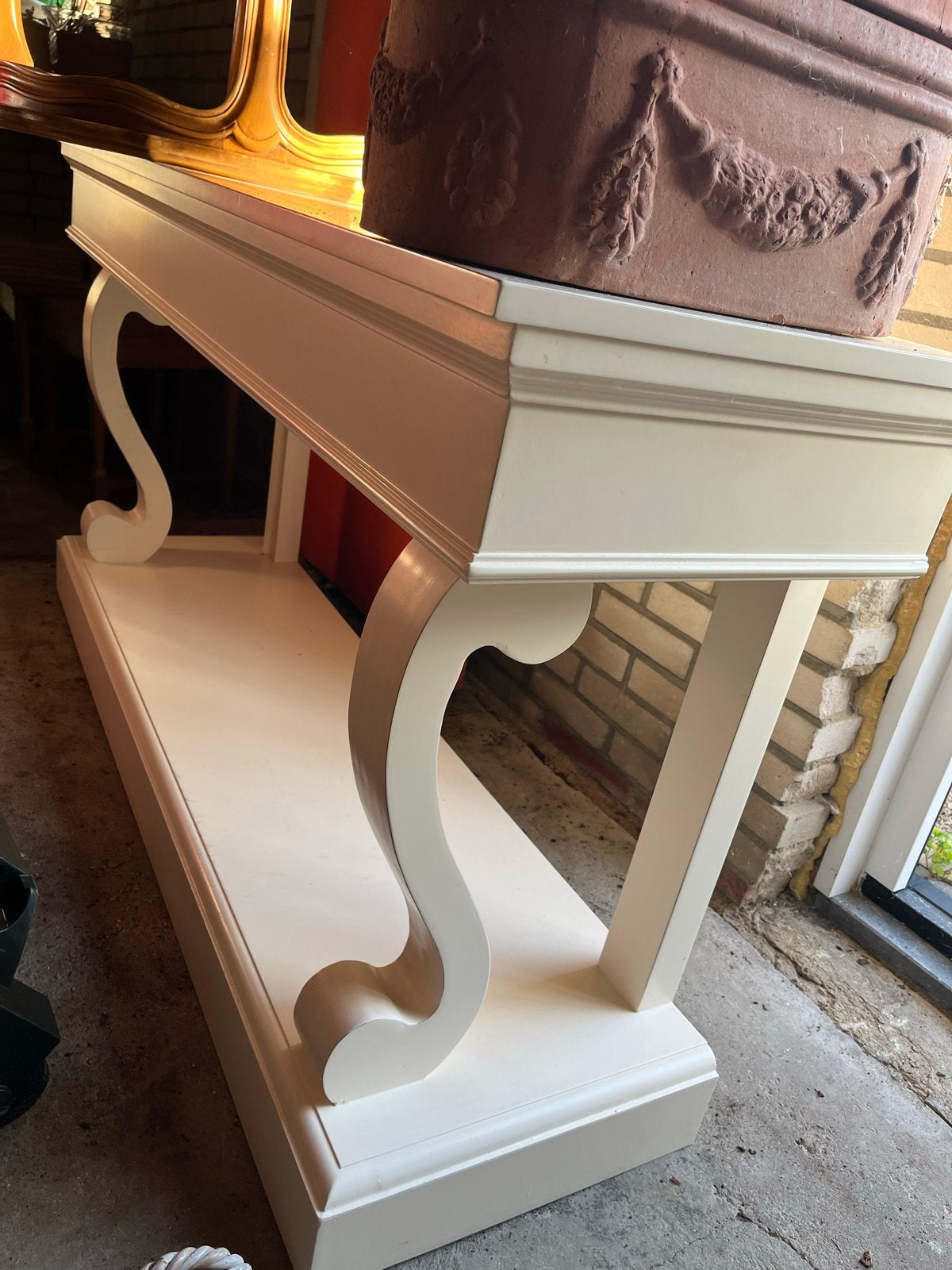 Crèmekleurige sidetable / wandtafel met sierlijke poten, Huis en Inrichting, Tafels | Bijzettafels, Ophalen, Gebruikt, 75 cm of meer