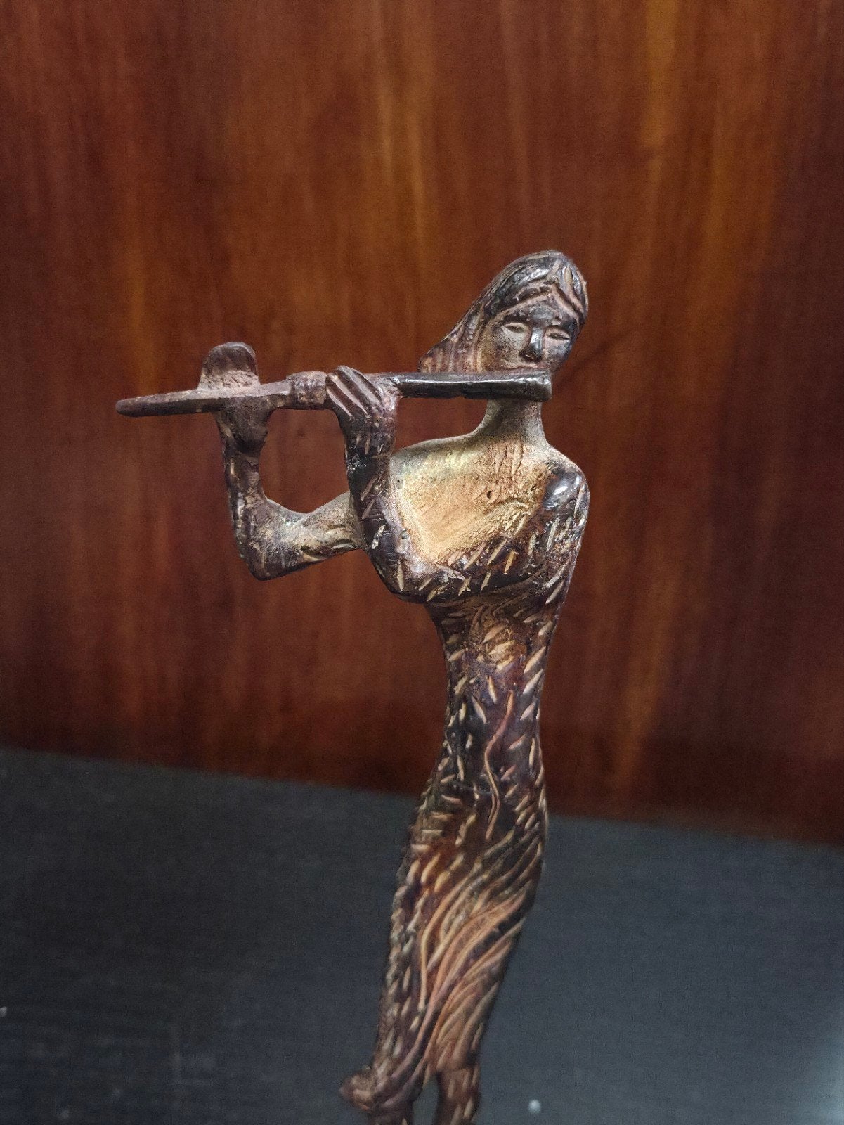 Bronzen beeldje van fluitspelende vrouw, Minder dan 20 cm, Gepatineerd, Ophalen of Verzenden, Brons