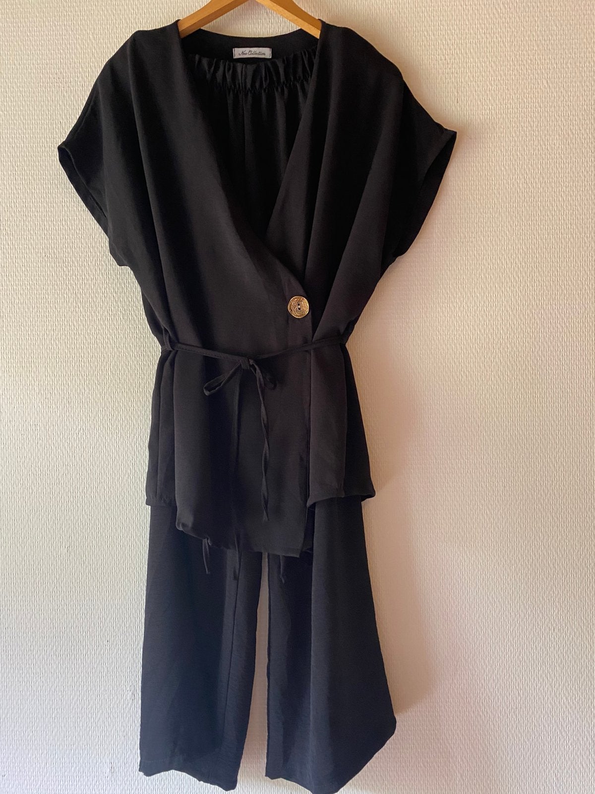 Als nieuw 2delig set,Broekpak New Collection. Mt XL. Zwart., Kostuum of Pak, Zwart, Maat 42/44 (L), Ophalen of Verzenden