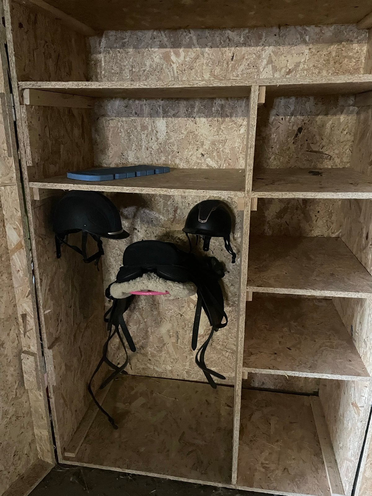 Houten zadelkast - 1.20m breed, 1.80m hoog, 70cm diep, Ophalen, Zo goed als nieuw