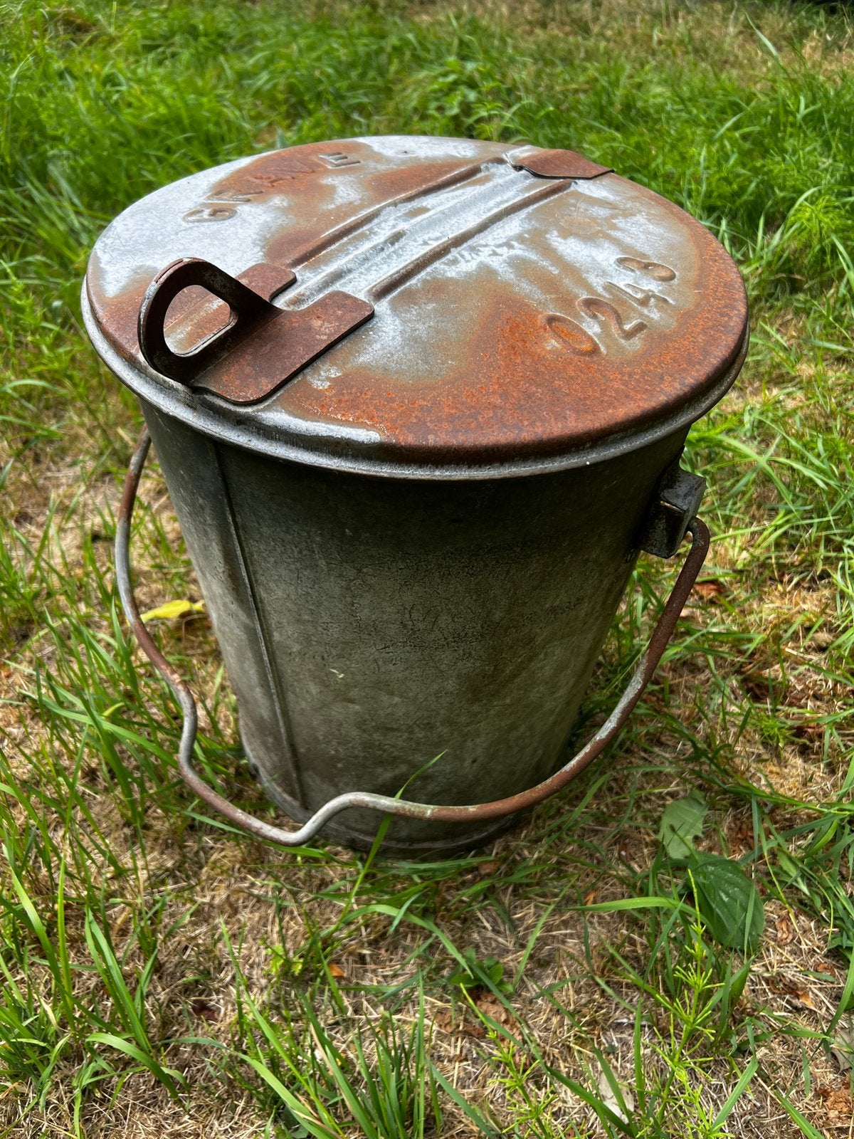 Zinken Vuilnisbak ‘Grave’., Ophalen, 50 – 75, Gebruikt, 40 liter of meer