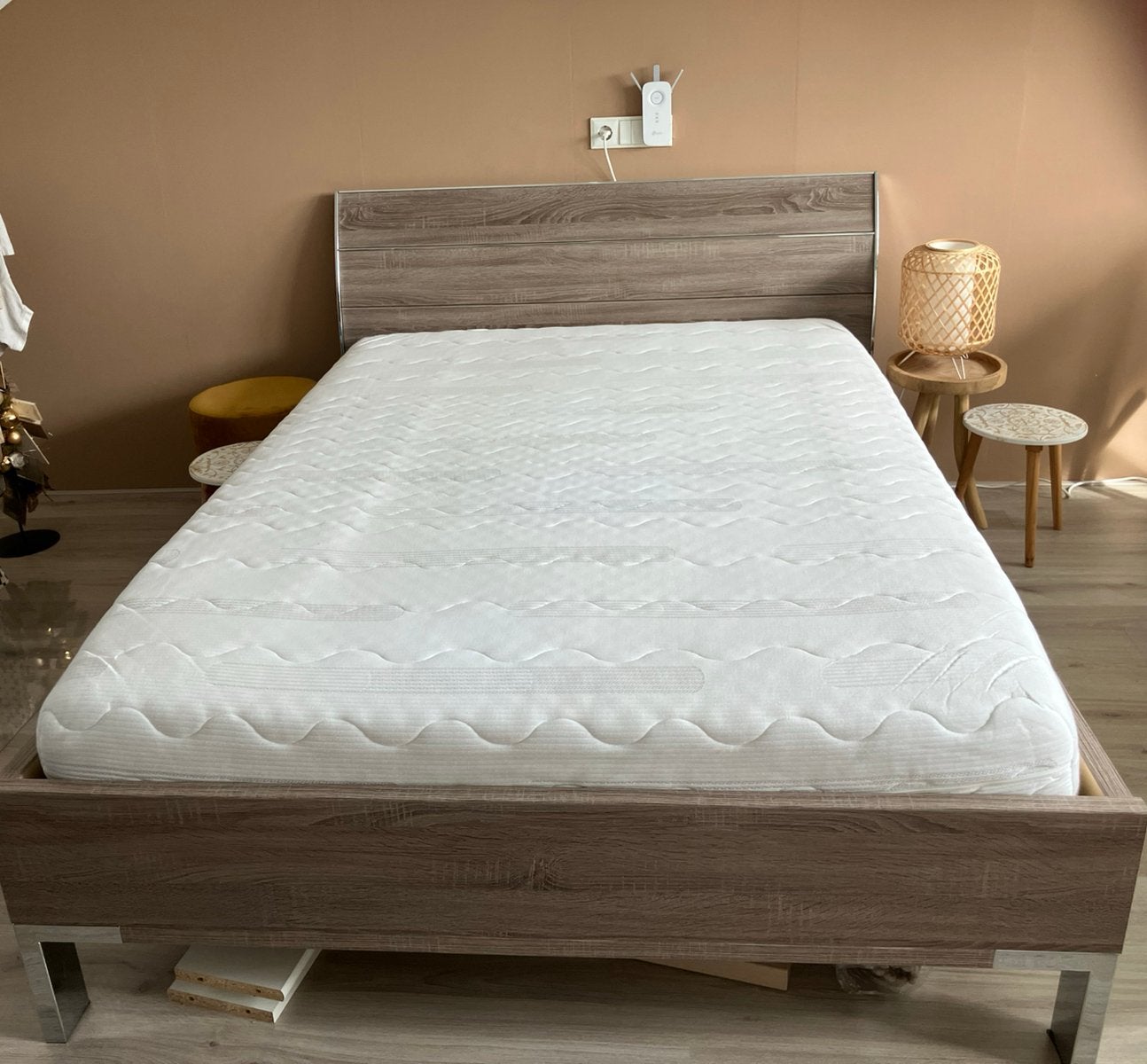 Bed 140x200 cm. Hout, bruin., Ophalen, Bruin, 140 cm, Zo goed als nieuw