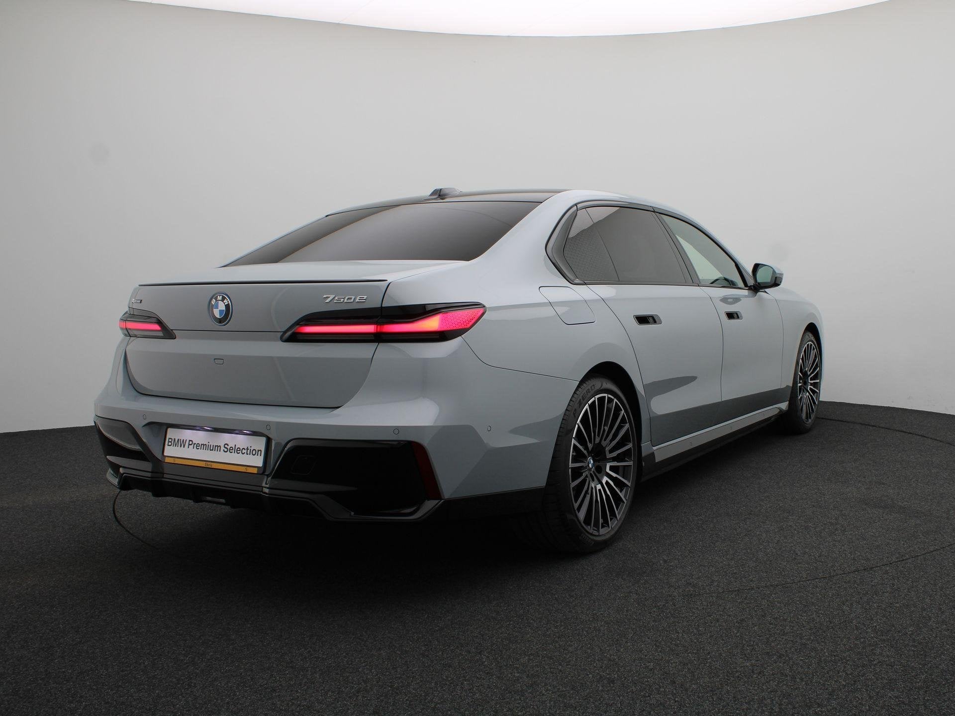 BMW 7 Serie Sedan 750e xDrive M Sportpakket Pro | Innovation, Automaat, Stof, Bedrijf, 489 pk