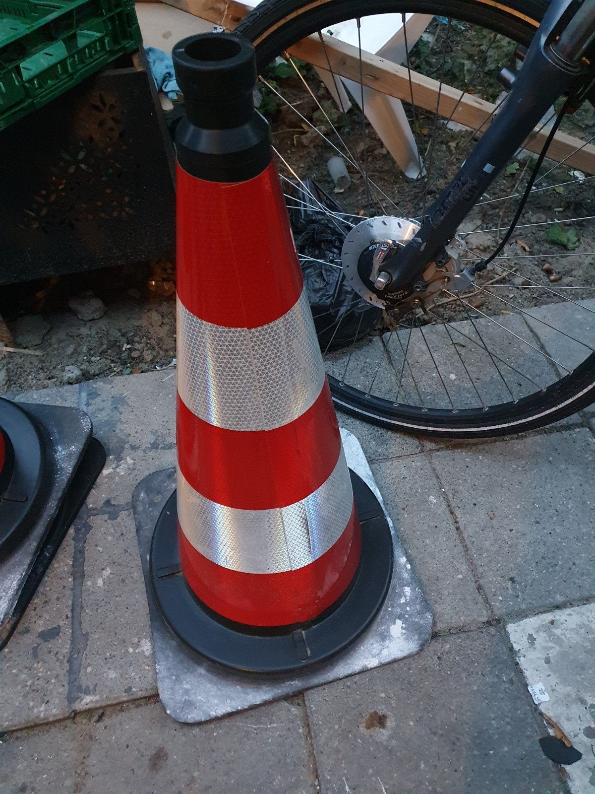Verkeerskegel rood/wit met verzwaarde voet, Doe-het-zelf en Verbouw, Ophalen, Gebruikt