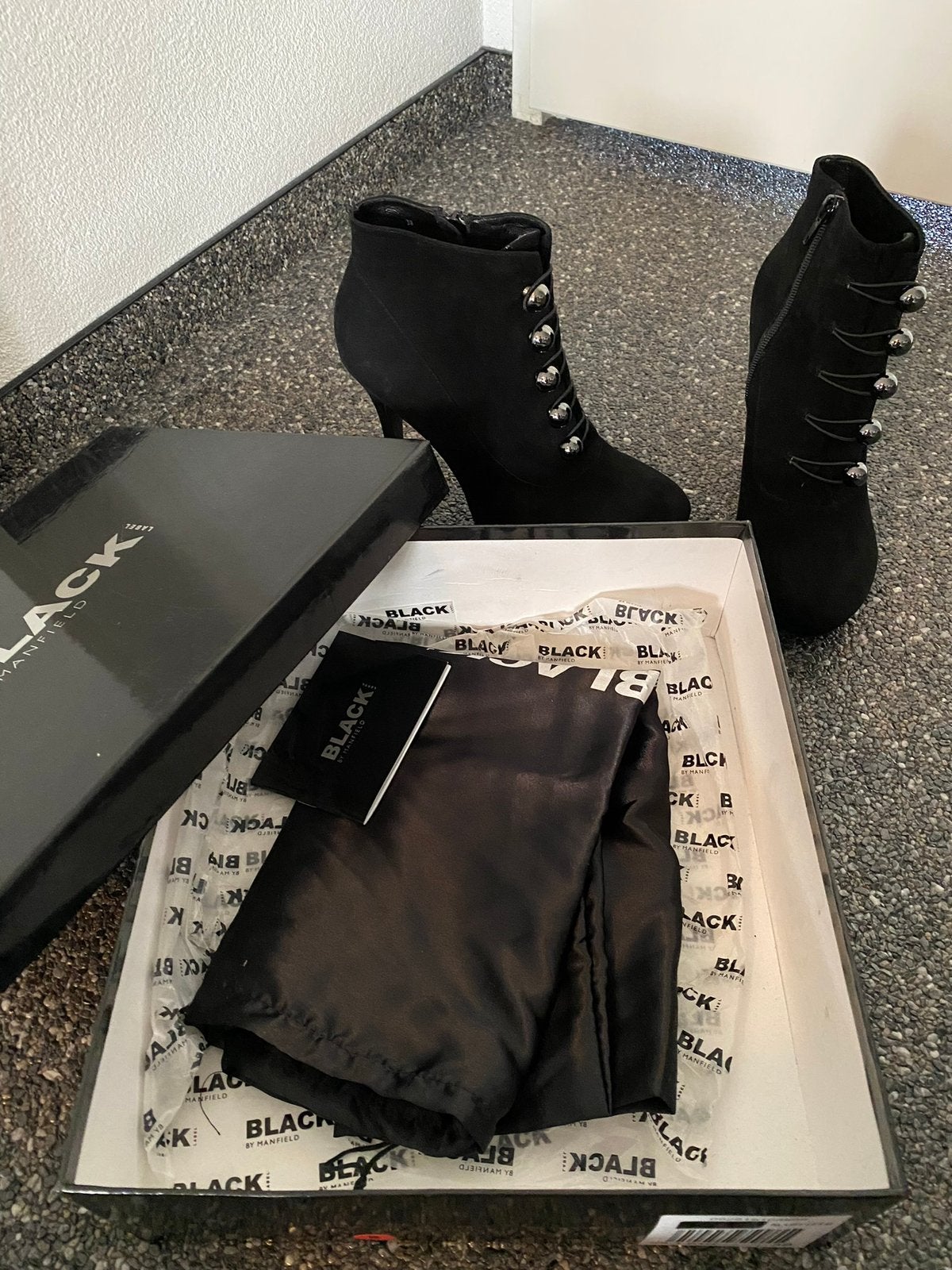 Zwarte suede hakken maat 38 nieuw, Ophalen, Nieuw, Zwart