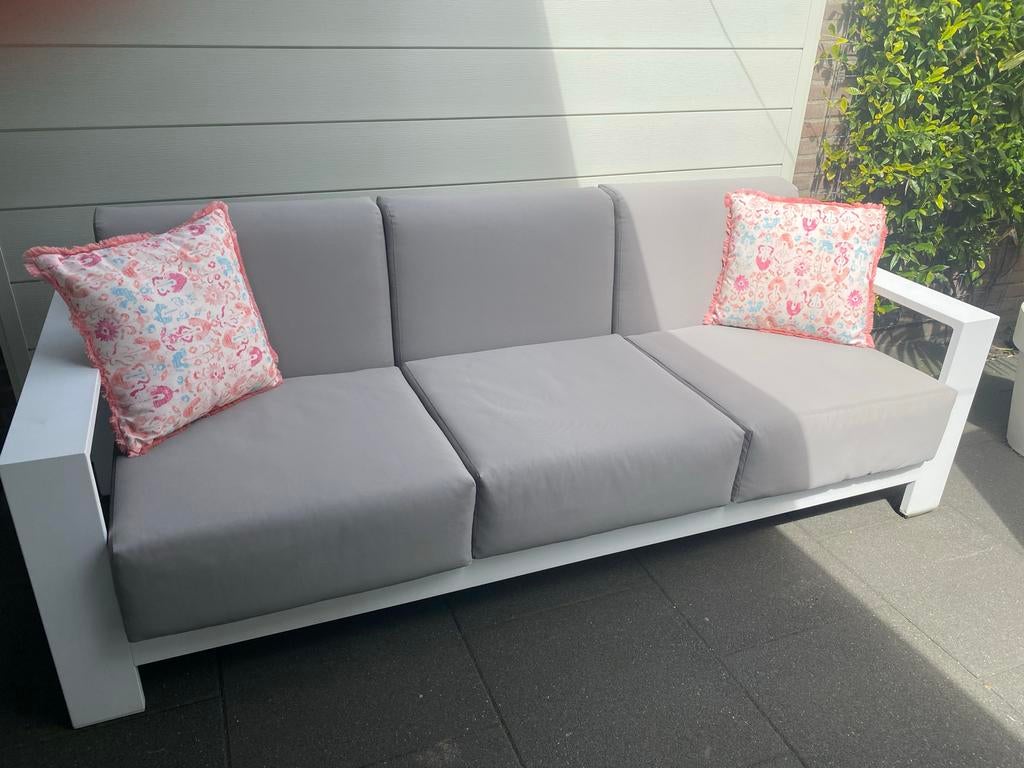 Moderne witte aluminium loungeset met grijze kussens, 3 zitplaatsen, Aluminium, Ophalen of Verzenden, Zo goed als nieuw