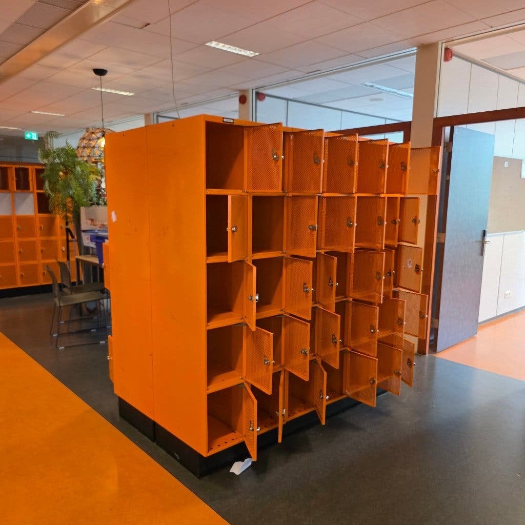 mooi aantal ORANJE  lockerkasten kluisjes met omlegslot, Ophalen, Gebruikt