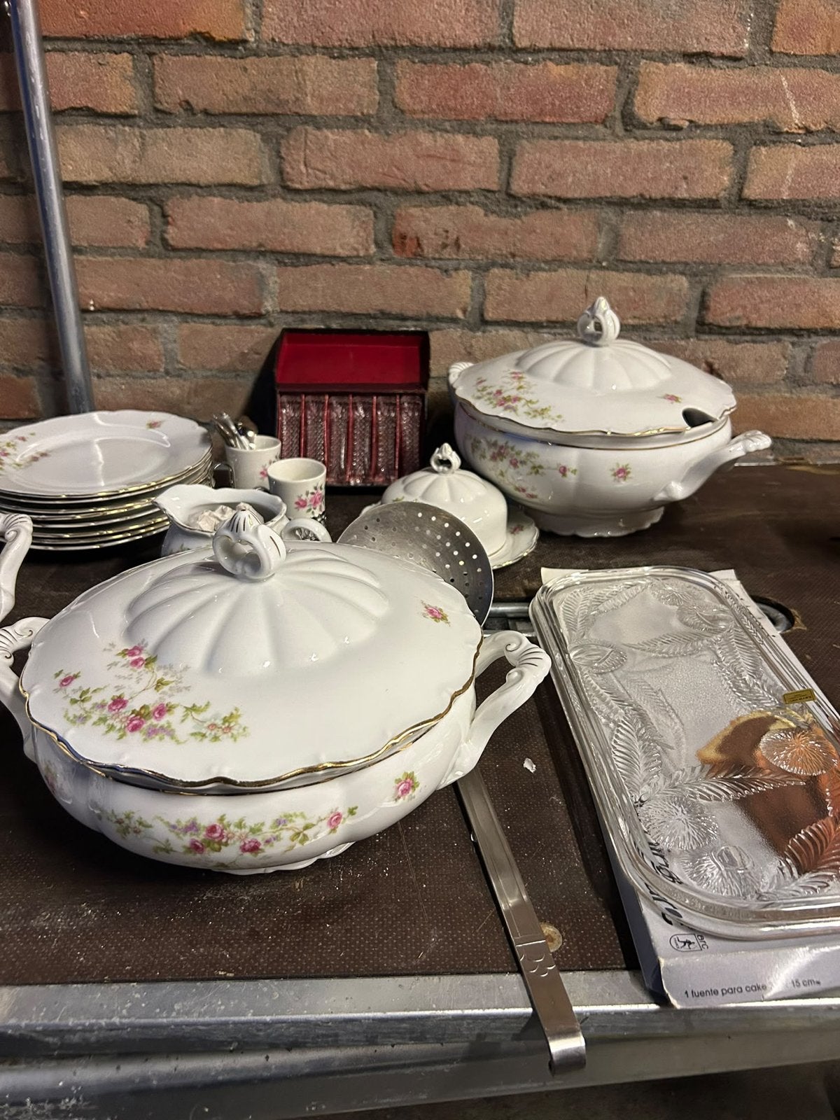 Antiek Serviesgoed met Rozenmotief - Made in Czechoslovakia, Ophalen of Verzenden