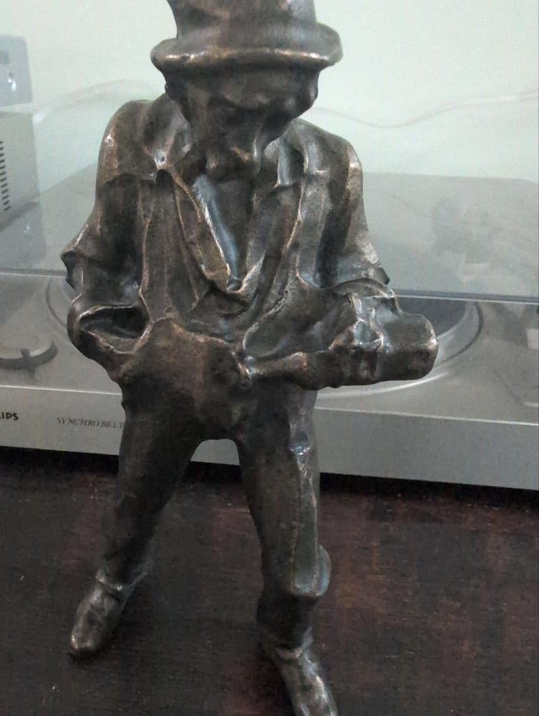 Zwaar bronzen beeld van een man met hoed, Antiek en Kunst, Kunst | Beelden en Houtsnijwerken, Ophalen of Verzenden, 20 - 50 cm