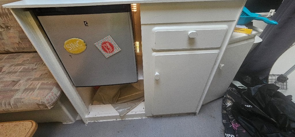Knaus caravan 1100 kg met vast bed en grote voortent, Vast bed, Koelkast, Treinzit, 750 - 1000 kg