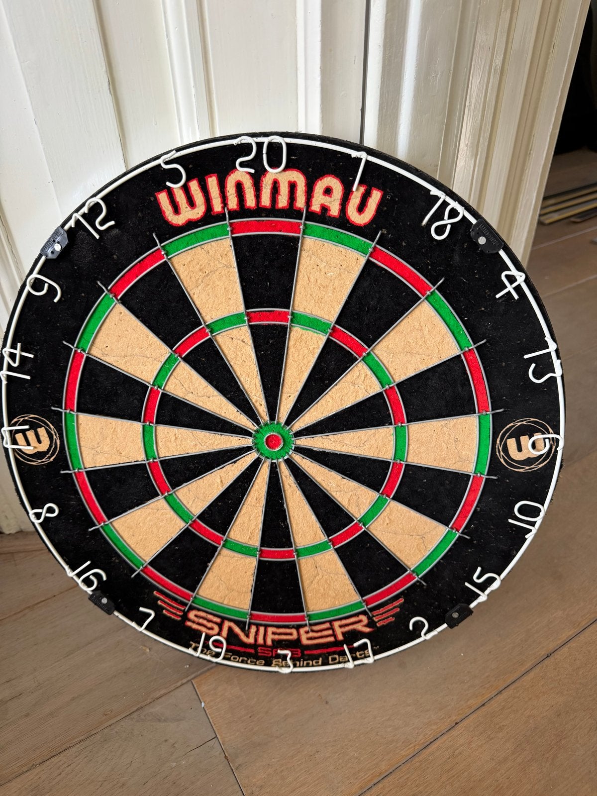 Winmau Sniper dartbord compleet met beschermrand., Ophalen of Verzenden, Zo goed als nieuw, Dartbord