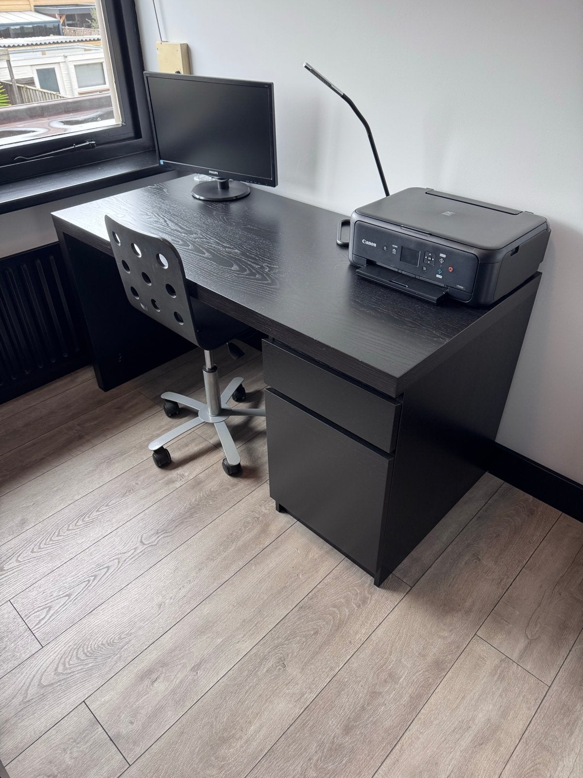 Zwart bureau - IKEA - met stoeltje, Huis en Inrichting, Ophalen, Zwart, Met lades, Spaanplaat of MDF