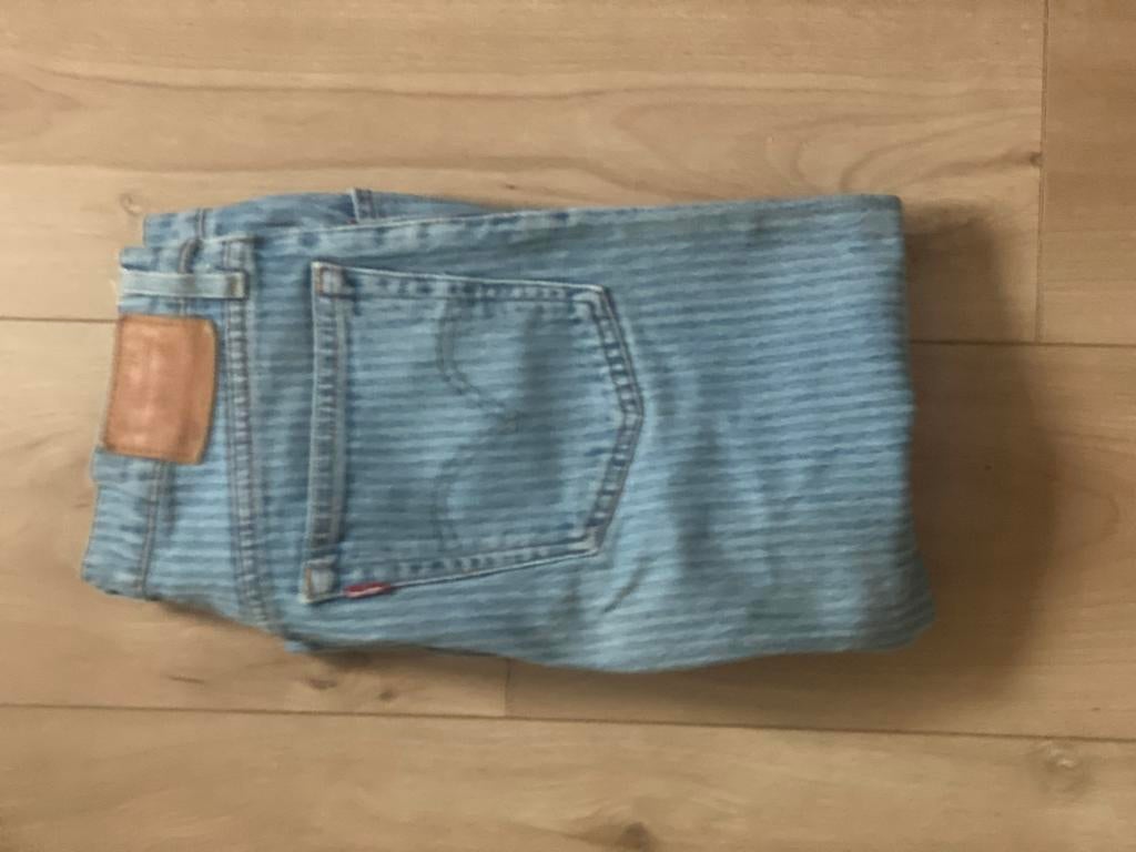 Levi's gestreepte lichtblauwe broek maat 34, Kleding | Dames, Spijkerbroeken en Jeans, Ophalen, Gedragen, Blauw, W27 (confectie 34) of kleiner