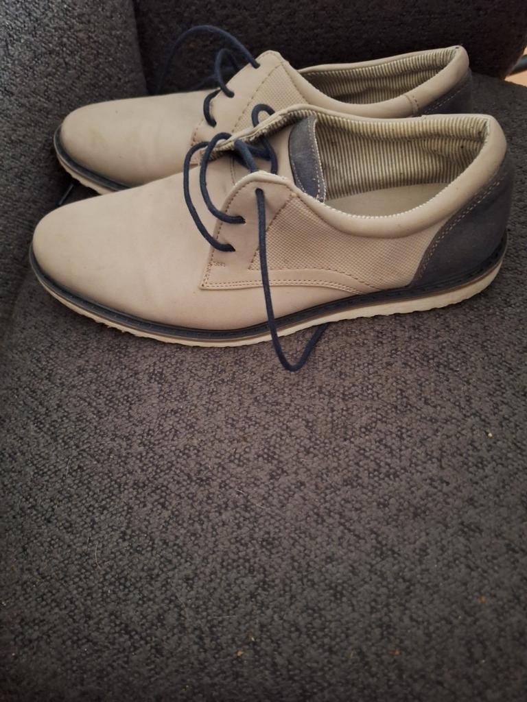 Primark herenschoenen beige met blauwe veters, Kleding | Heren, Schoenen, Ophalen