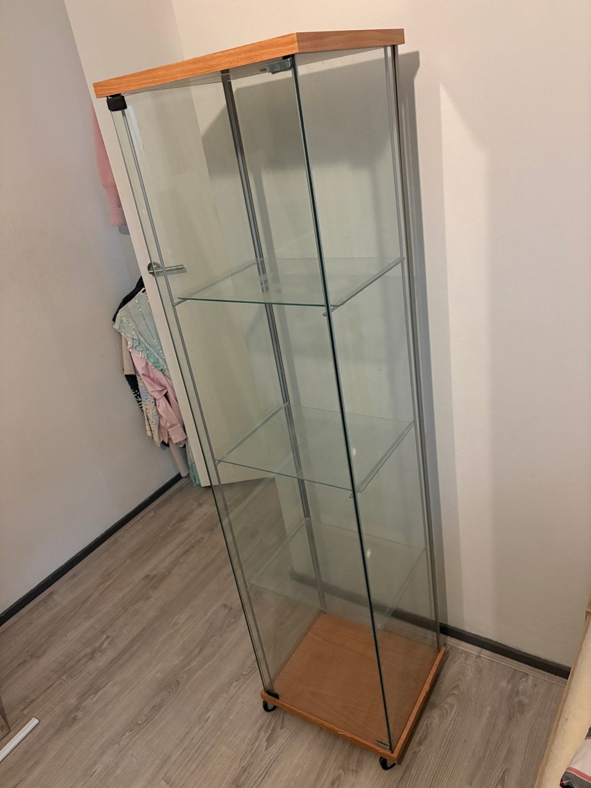 Glazen vitrinekast met houten accenten en wieltjes, Huis en Inrichting, Kasten | Vitrinekasten, Ophalen, Met plank(en), Minder dan 50 cm